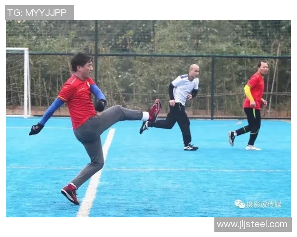 足球明星的专属旋律与梦想之歌：为绿茵场上的英雄谱写的英文乐章