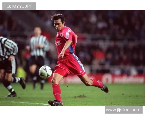 足球明星在赛场上梦游睡着的瞬间引发球迷热议