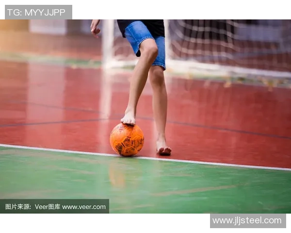足球明星赤脚练球展现独特风格与对足球的热爱与坚持